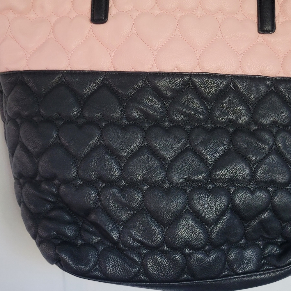 👛  purse black and pink